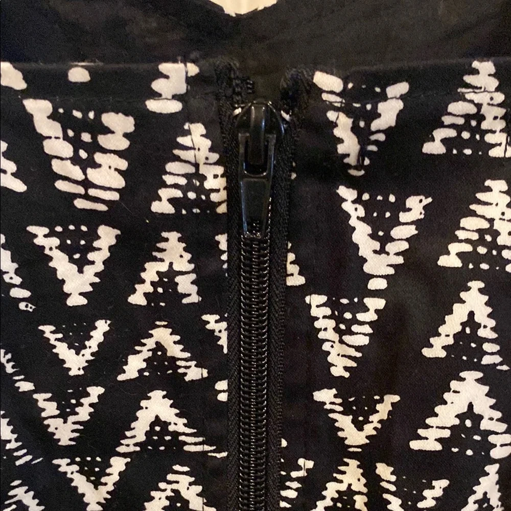 Chic Black and White Patterned Crop Top - Picture 5 of 7
